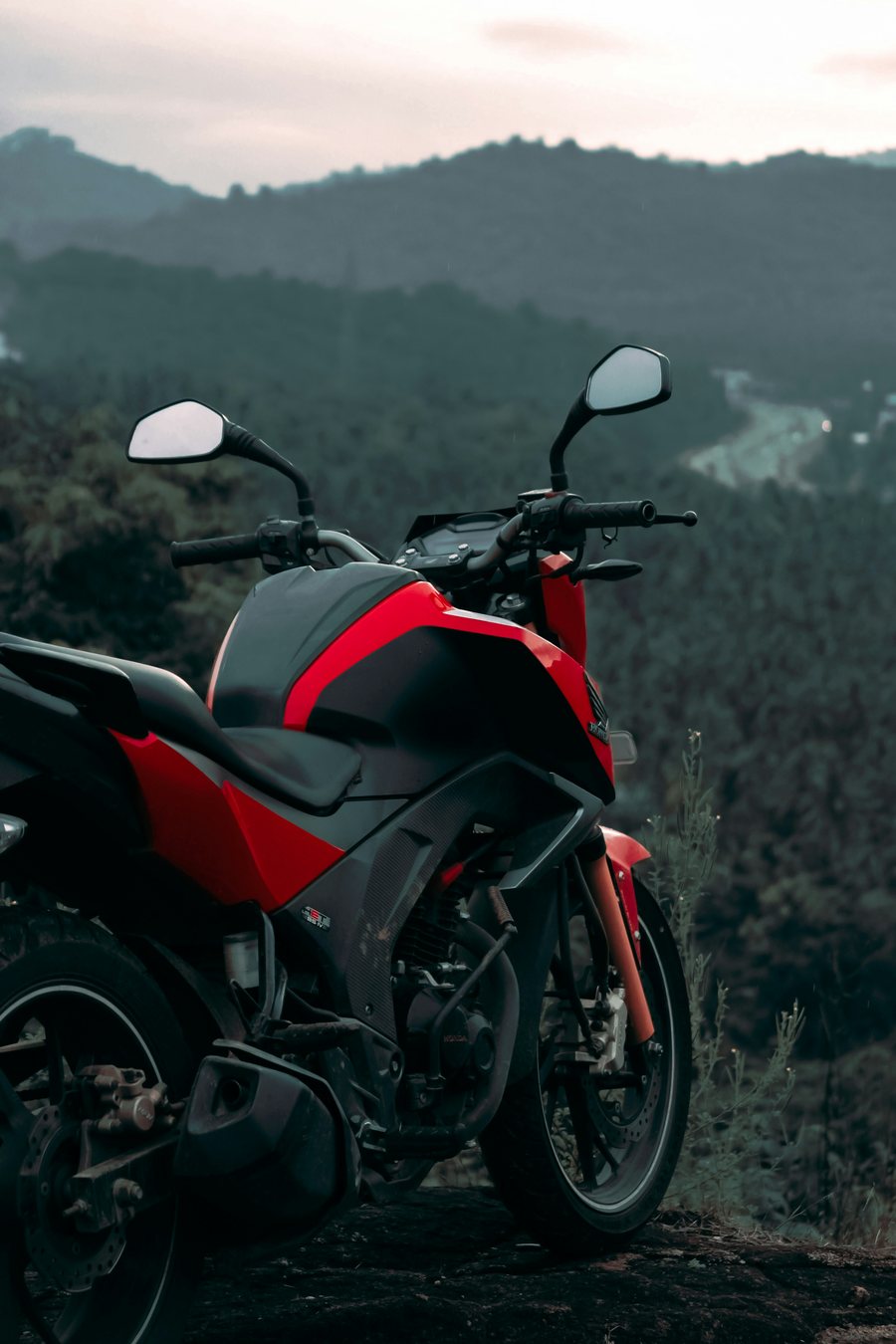 Moto naked vermelha em ângulo frontal diagonal, ilustrando a mecânica geral de motos da MG Motos